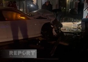 В Сумгайыте автомобиль врезался в киоск, есть пострадавшие