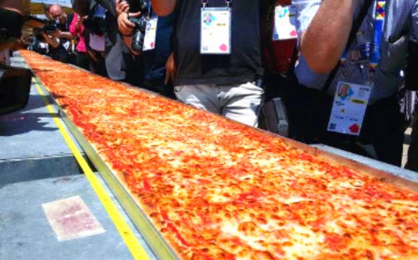 The world's longest pizza baked in Italy