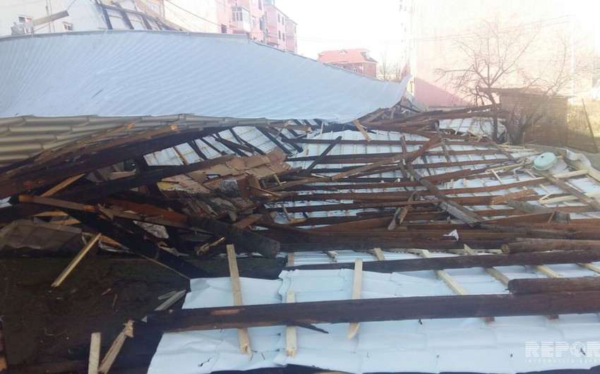 Сильный ветер в Лянкяране снес крышу пятиэтажного здания - ФОТО