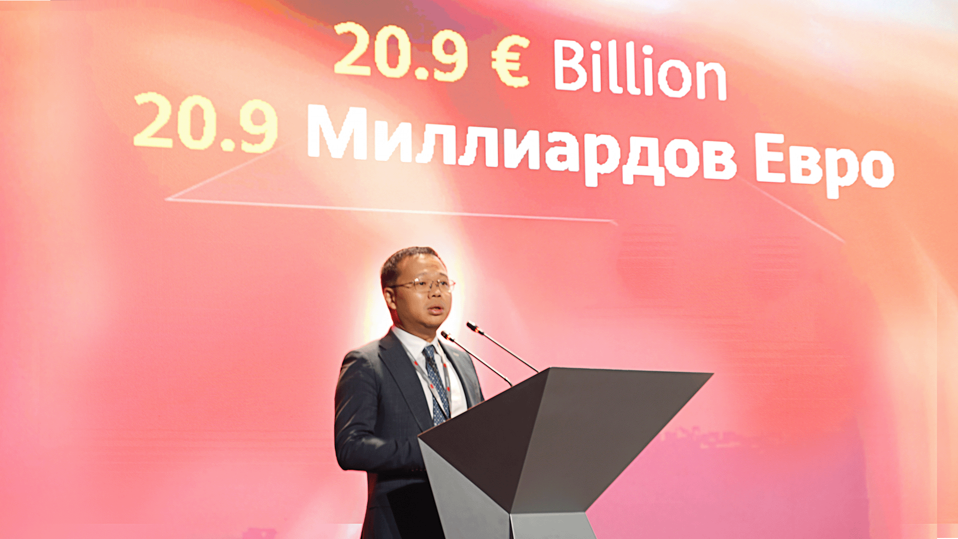 Tədbirdə açılış nitqi ilə çıxış edən “Huawei Cloud” Yaxın Şərq və Mərkəzi Asiya üzrə prezidenti Alan Qi