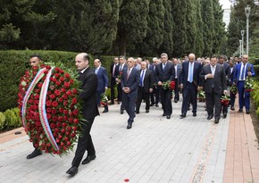 Коллектив Госагентства водных ресурсов посетил могилу Гейдара Алиева