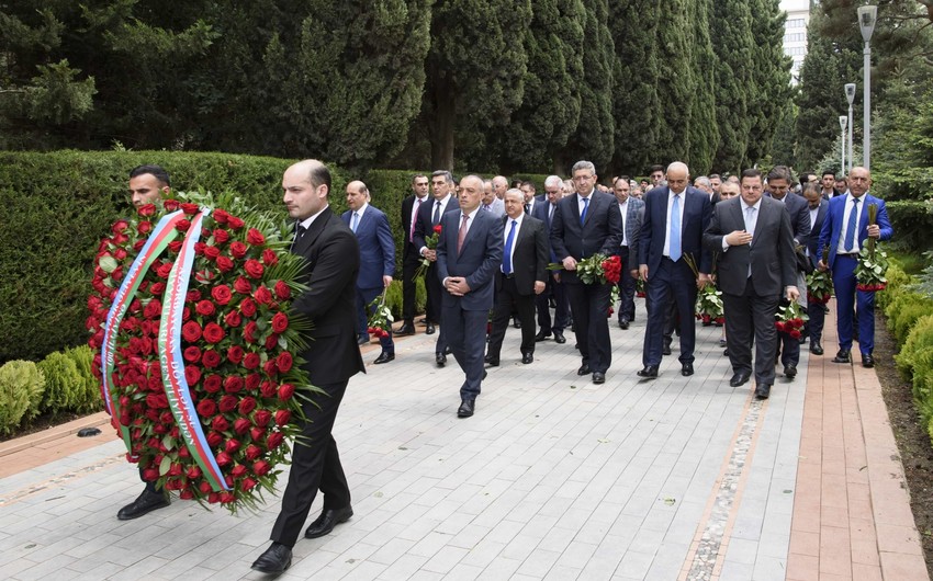 Su Ehtiyatları Agentliyinin kollektivi Heydər Əliyevin məzarını ziyarət edib