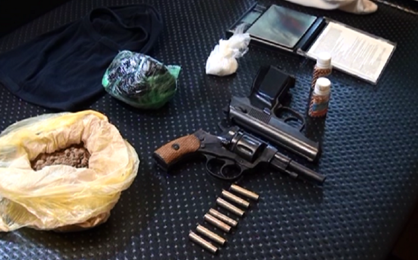В Баку в ходе проведенной полицией операции в квартире обнаружены оружие и наркотики