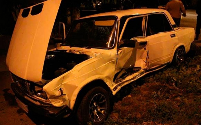 В Габале автомобиль врезался в дерево, двое пострадавших