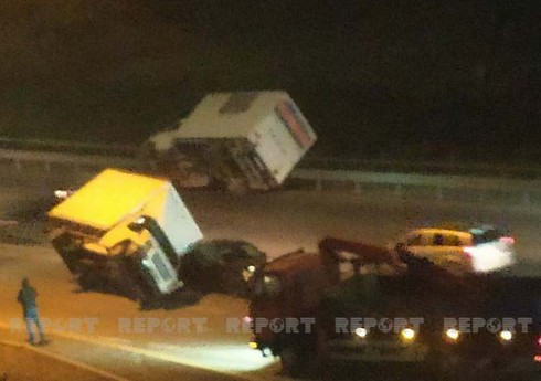 В Баку сильный ветер опрокинул грузовые автомобили