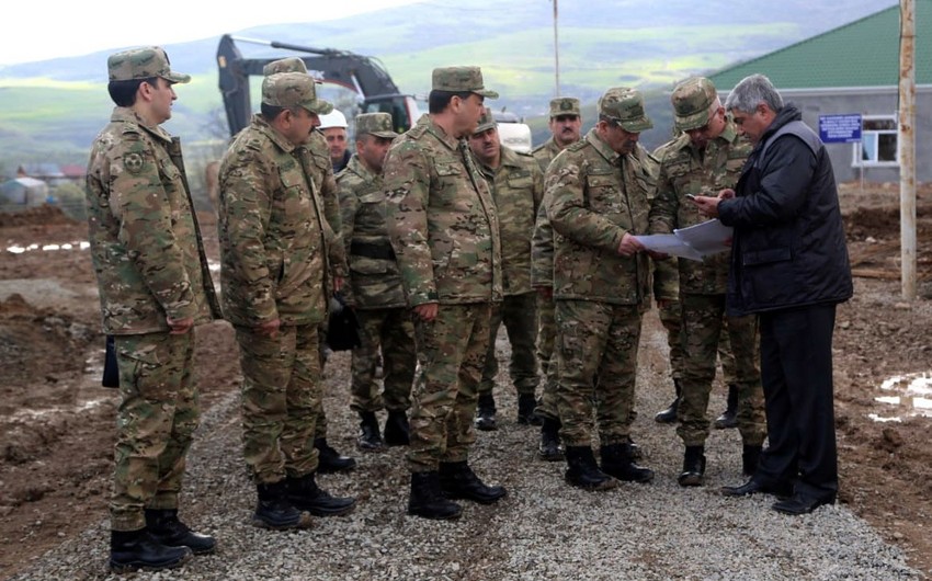 Министр обороны Азербайджана побывал на строящихся военных объектах в прифронтовой зоне