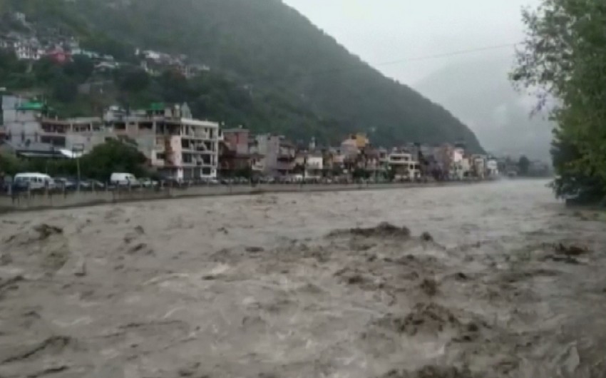 Более 55 человек погибли на севере Индии за двое суток из-за наводнений