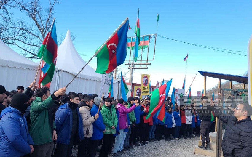 На дороге Ханкенди-Лачын продолжается акция протеста с требованием положить конец экотеррору 