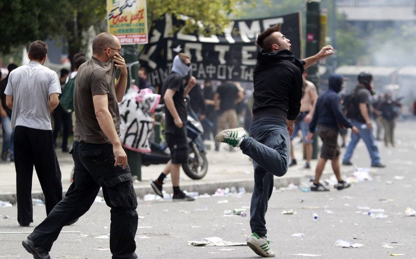 Полиция задержала 133 человека за беспорядки у парламента Греции