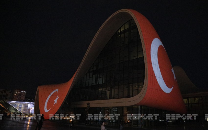 Центр Гейдара Алиева окрасился в цвета флага Турции