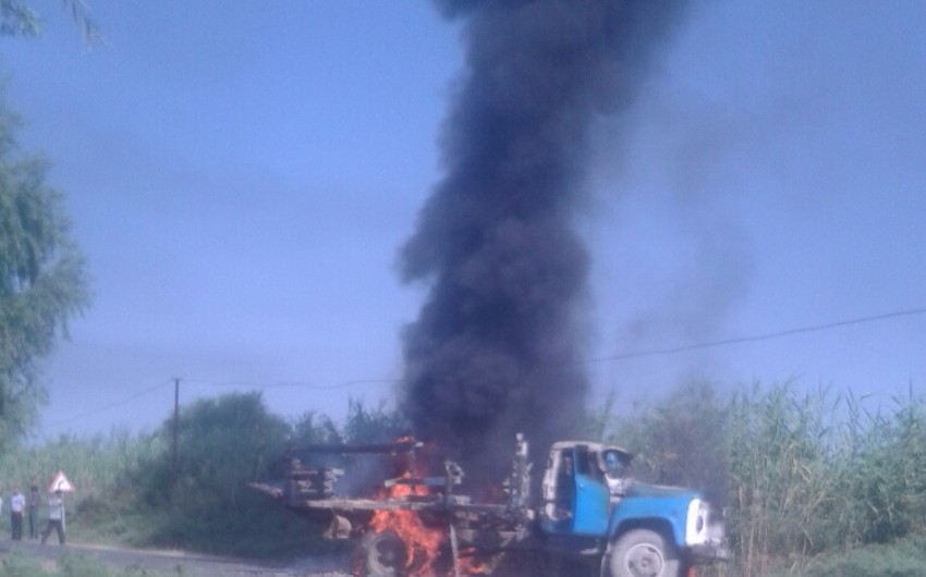 В результате аварии в Агдаше сгорело 2 автомобиля, один человек пострадал - ОБНОВЛЕНО - ФОТО