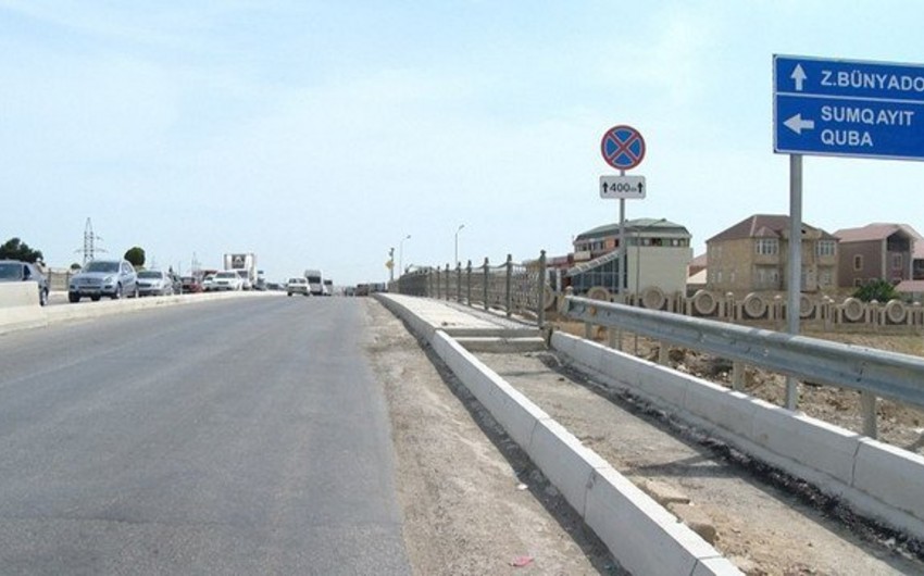 Qəza nəticəsində yararsız hala düşmüş yol sədləri təmir olunur