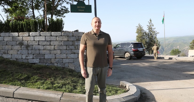 President Ilham Aliyev unveils signs at intersection of Heydar Aliyev, Zafar and 28 May streets