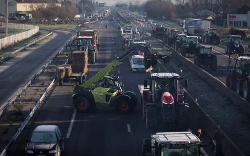 French farmers to continue roadblocks 'as long as necessary'