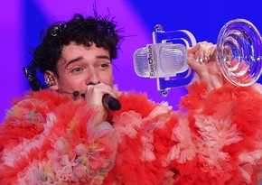 Победитель Евровидения-2024 разбил на сцене свой трофейный стеклянный микрофон