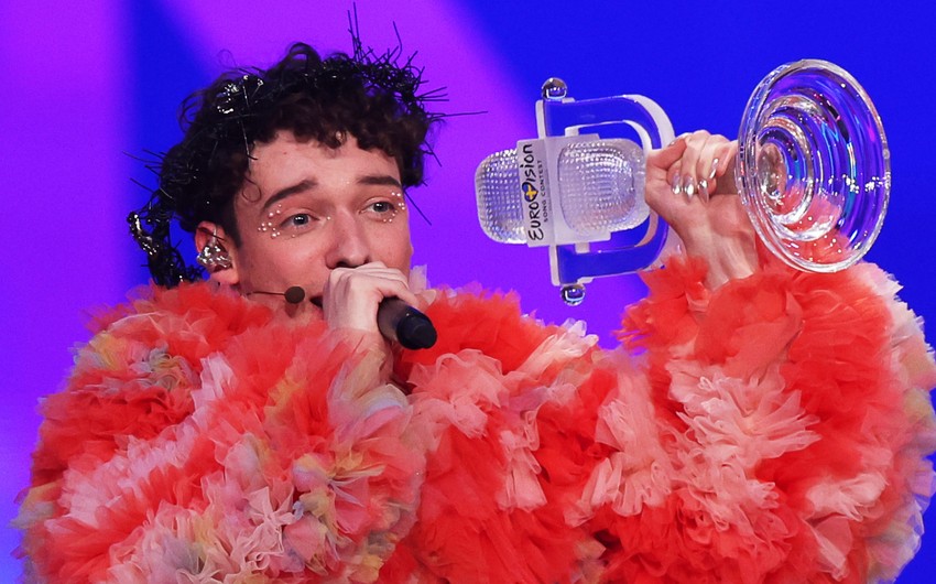 Победитель Евровидения-2024 разбил на сцене свой трофейный стеклянный микрофон
