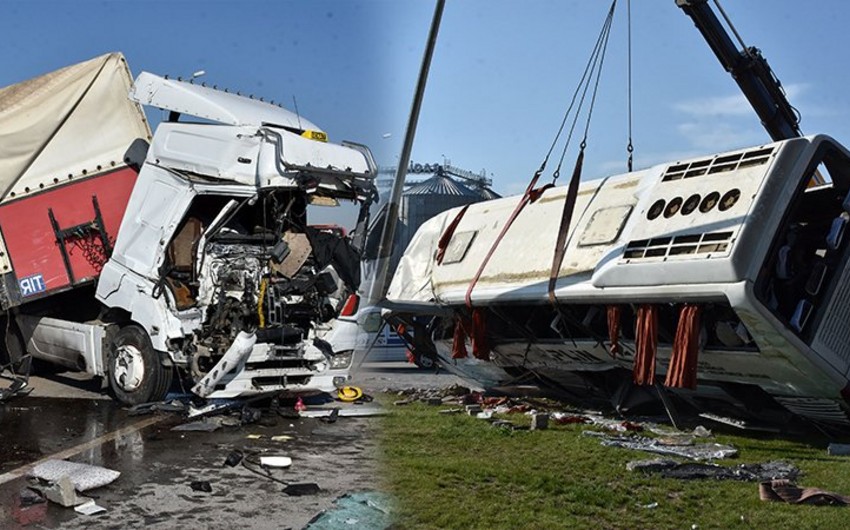 Türkiyədə mikroavtobus qəza törədib, ölən və yaralananlar var