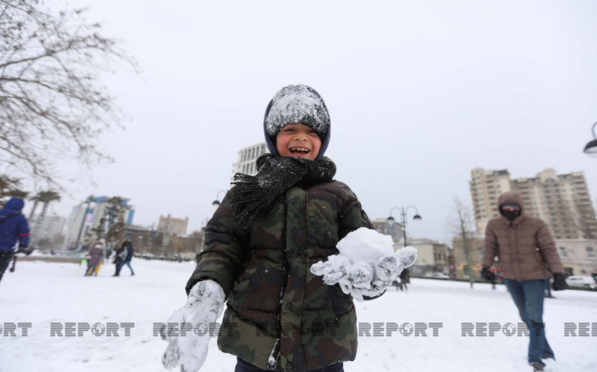 Снизилась посещаемость некоторых школ на фоне снега в Баку