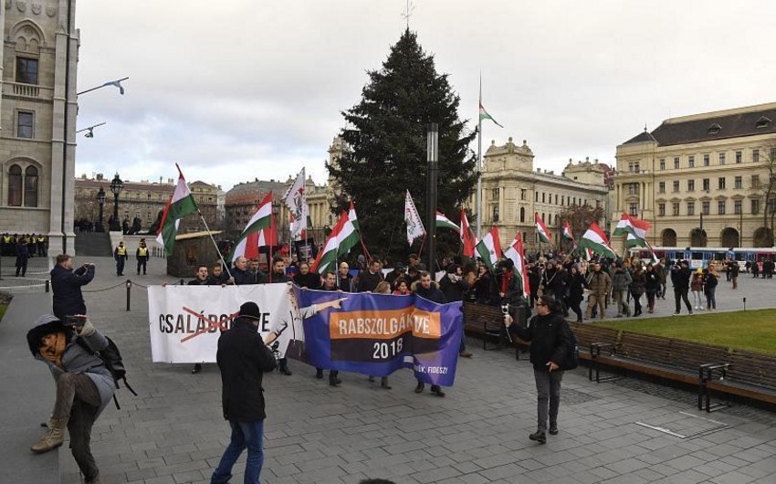 Macarıstan parlamentində qanun layihəsinin müzakirəsi zamanı ara qarışıb - VİDEO