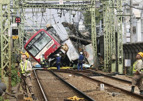 Несколько вагонов поезда сошли с рельсов в Токио, есть пострадавшие