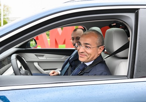 Министр экономики Азербайджана сел за руль Togg