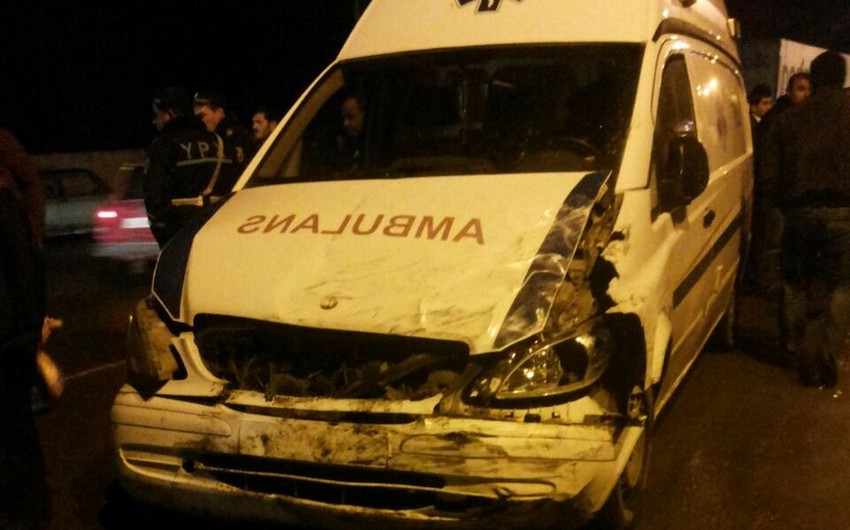 ​Lənkəranda yaralı aparan Ambulance qəzaya düşüb - FOTO