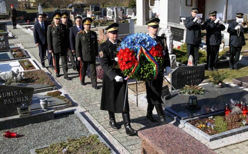 Defence Minister pays respect to the grave of hero Mehdi Huseynzade - PHOTO