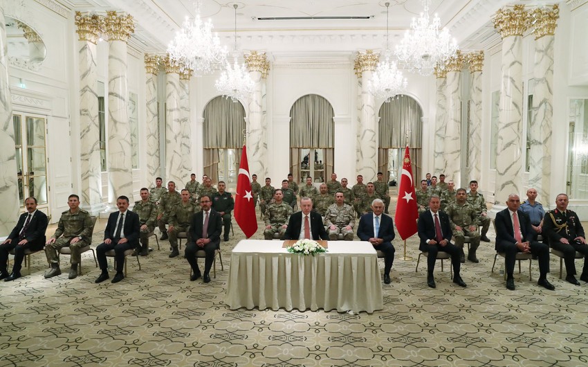 Эрдоган встретился с турецкими военными, действующими в мониторинговом центре в Агдаме
