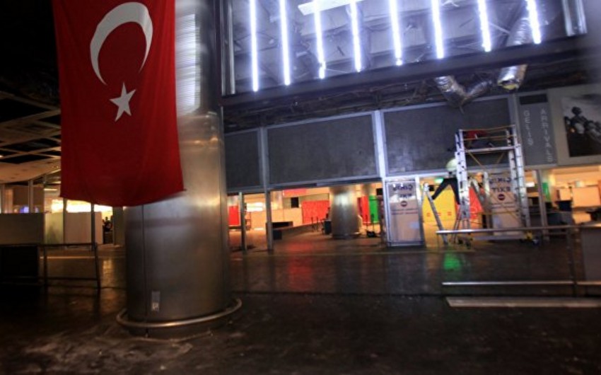 В аэропорту Ататюрка из-за проверок столпились толпы пассажиров