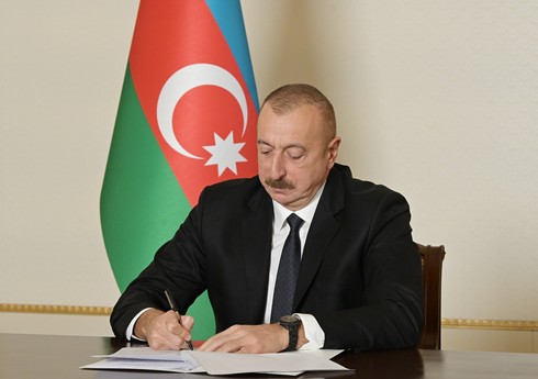 Президент Ильхам Алиев наградил военнослужащих-шехидов
