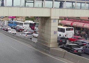 В Баку по двум направлениям наблюдается плотный транспортный поток