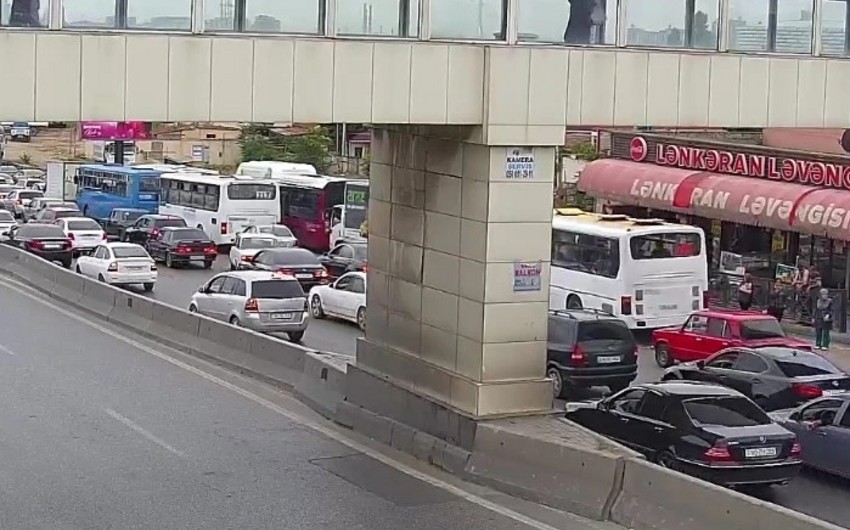 Bakıda tıxac yaranan yolların adları açıqlanıb