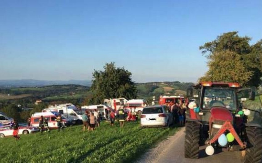 13 женщин пострадали в Австрии при аварии трактора с прицепом