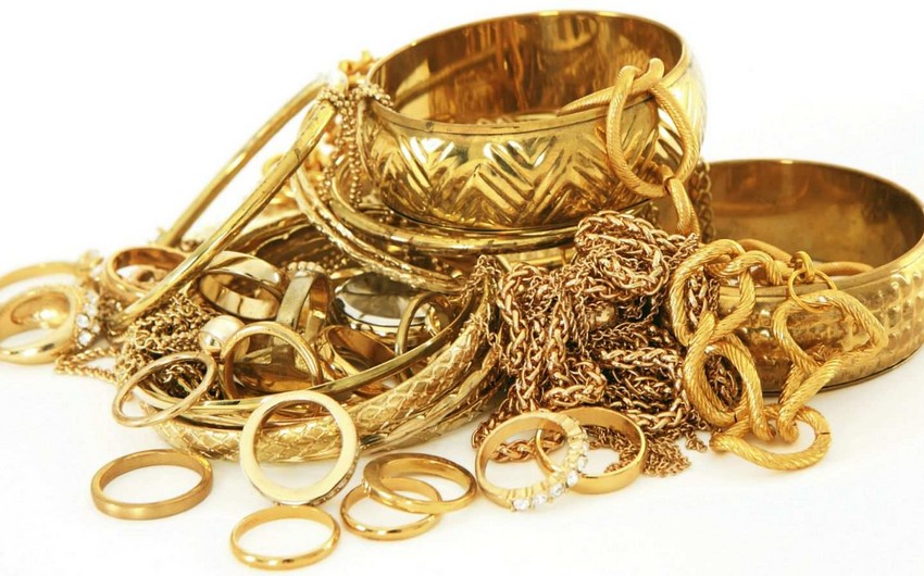 Отвлекшие внимание продавца грабители украли из магазина золотые украшения на 10 000 манатов