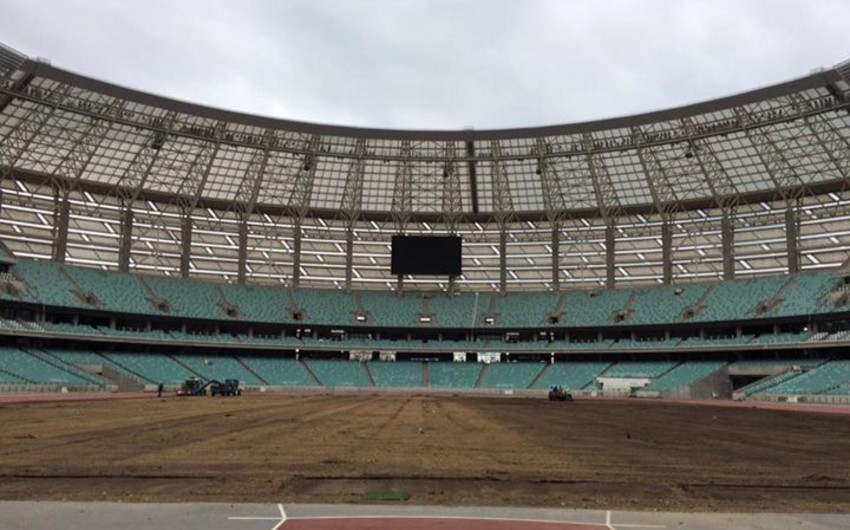 На Бакинском олимпийском стадионе меняется травяное покрытие