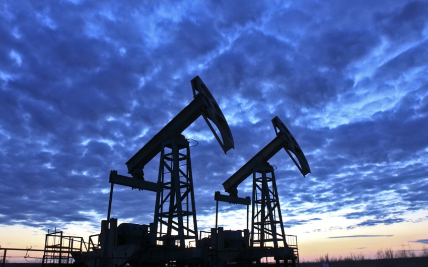 Oil prices continue to fall amid growth of reserves in US