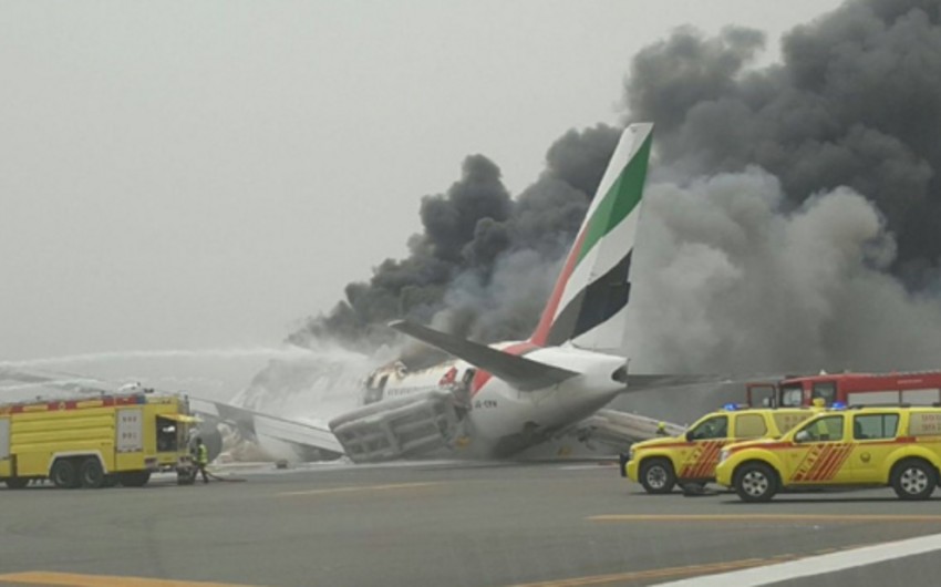 Десять пассажиров загоревшегося в аэропорту Дубая самолета госпитализированы