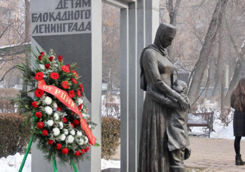 Осквернившему памятник детям блокадного Ленинграда в Ереване предъявлено обвинение