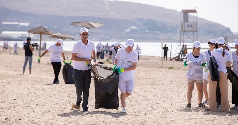 COP29 volunteers participate in coastal cleaning campaign
