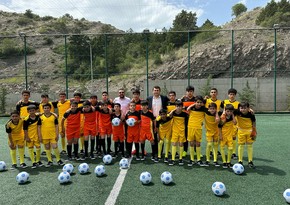 Futbolun İnkişaf Fondu tərəfindən ianə olunan toplar Laçında uşaqlara verilib