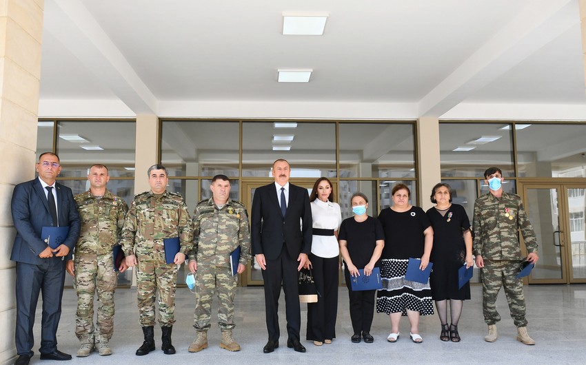 Президент и первая леди приняли участие в церемонии вручения квартир семьям шехидов и героям Отечественной войны