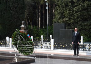 President Ilham Aliyev, First Lady Mehriban Aliyeva and their family members visit tomb of Great Leader Heydar Aliyev in Alley of Honors
