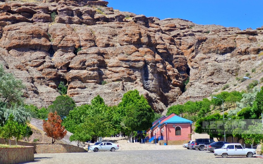 Священная пещера Асхаби-Кахф - одно из самых посещаемых мест во время празднования Гурбан байрамы - ФОТОРЕПОРТАЖ