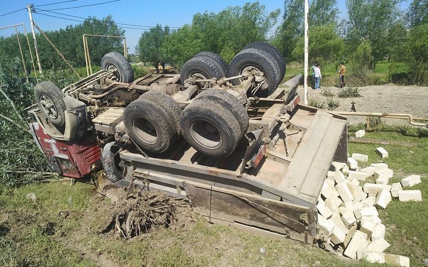 В Дашкесане грузовик упал в реку, есть пострадавшие