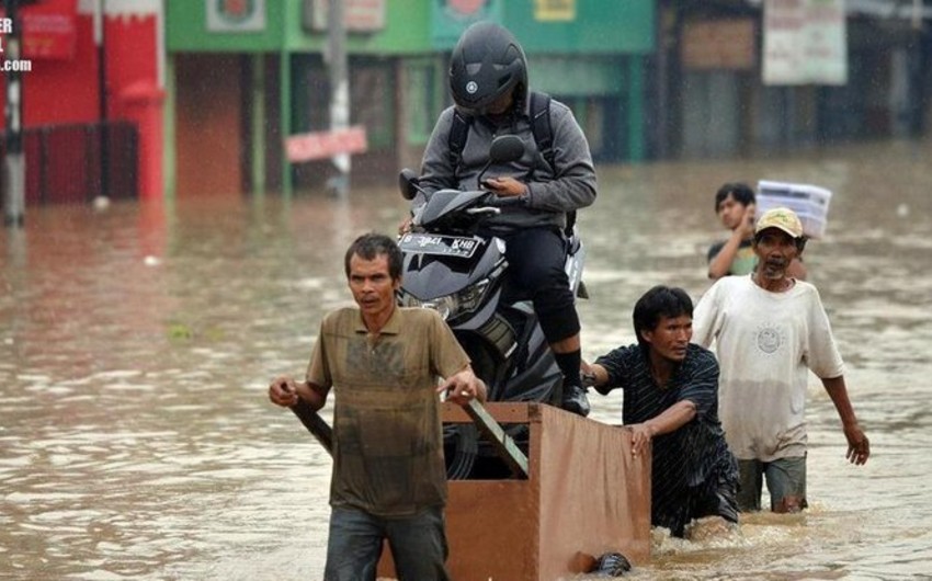 В Индонезии около шести тысяч человек покинули дома из-за наводнений