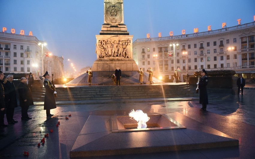 Prezident İlham Əliyev Minskdə “Qələbə” meydanını ziyarət edib