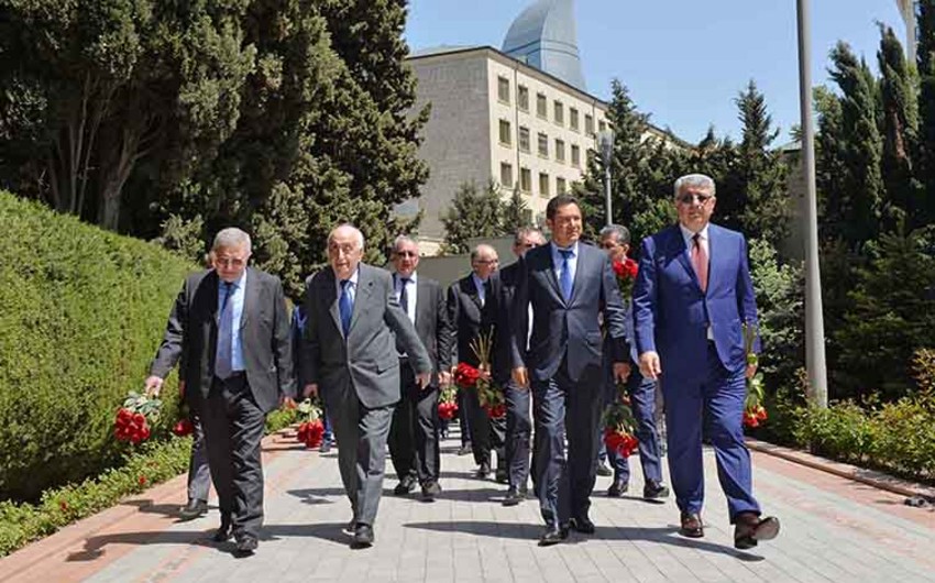 Руководство SOCAR посетило могилу Гейдара Алиева