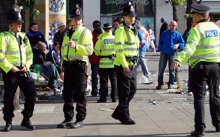 Londonda naməlum şəxs bıçaqla iki polis zabitini yaralayıb