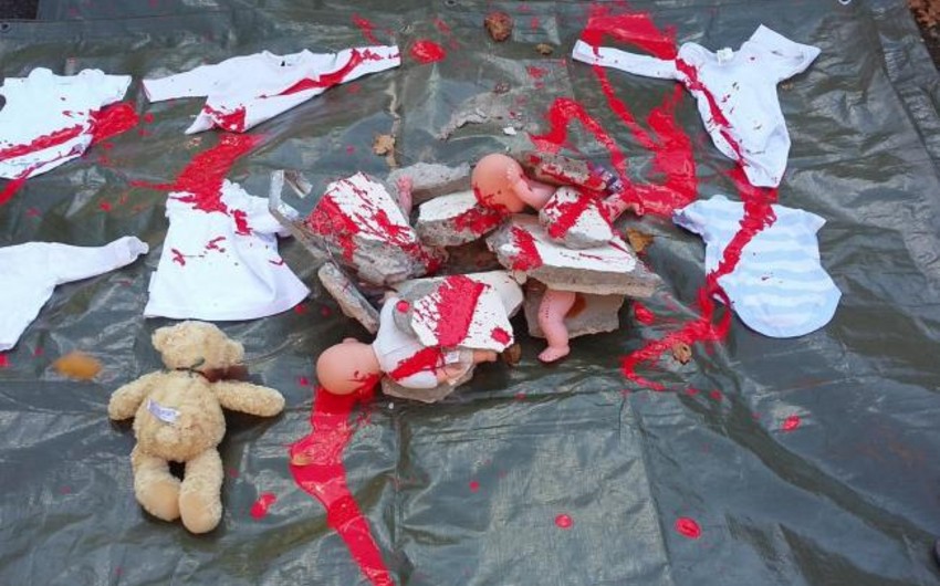 Российское посольство в Дублине закидали куклами - ВИДЕО