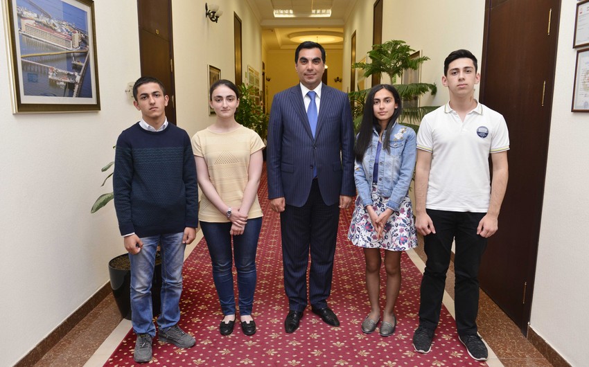 Elmar Qasımov 700 bal toplayan abituriyentlərlə görüşüb